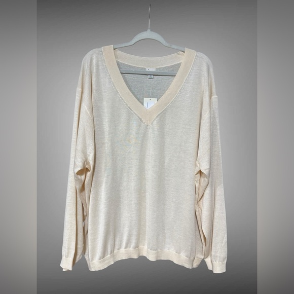 a new day Sweaters - Women’s Long Sleeve Light Weight V-Neck Sweater by A New Direction NWT